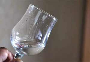 白酒挂杯是什么意思？挂杯越明显的的酒越是好酒吗？