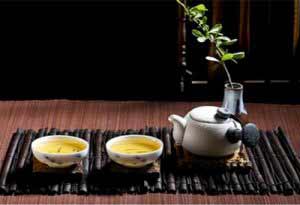 万丈红尘三杯酒，千秋大业一壶茶是什么意思？