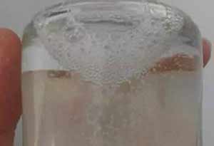 有人在买酒时会摇晃白酒是干什么？