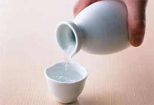 俗话说“茶半酒满”；酒桌倒酒，倒半杯还是满杯？