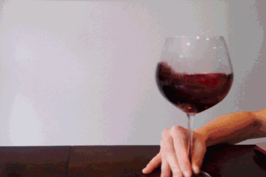 小白必看，喝葡萄酒时如何优雅地摇杯？