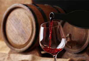 倒红酒时怎么正确拿酒瓶？
