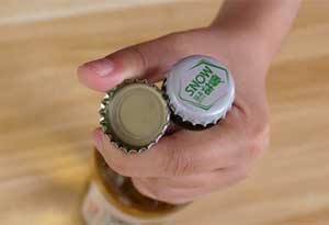 怎么空手打开啤酒瓶盖？这几个技巧可以学一下