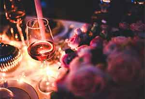 葡萄酒不能倒满、干杯不碰杯？一杯酒喝出社交软实力​​！0.jpg