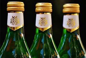为什么啤酒和白酒都不用塑料瓶装？