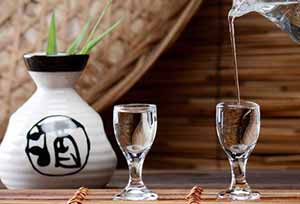 喝白酒为什么要用小酒杯？酒杯该如何选择？