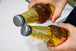 过年喝啤酒，没启瓶器能打开啤酒瓶吗？教你