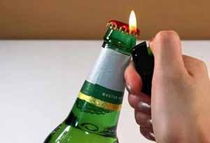 过年喝啤酒，没启瓶器能打开啤酒瓶吗？教你2.jpg