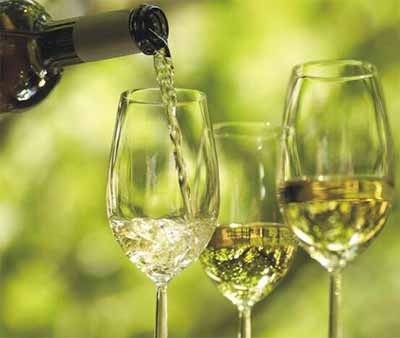 吃海鲜喝什么酒，搭配干白葡萄酒最好/啤酒最差影响身体健康