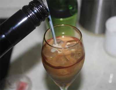 百利甜酒怎么喝，加冰纯饮是最经典的喝法3.jpg