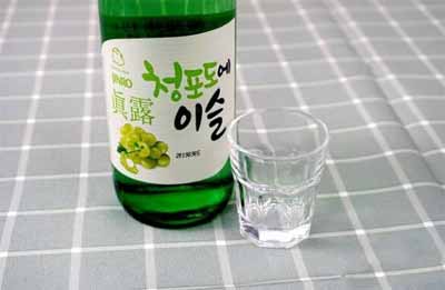 韩国真露烧酒哪个口味好（葡萄味入口顺滑果味浓郁最好喝）4.jpg