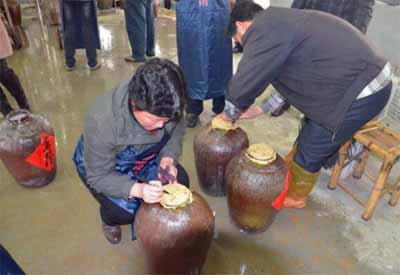 青红酒是什么酒，福建特产黄酒颜色青红口感极软4.jpg