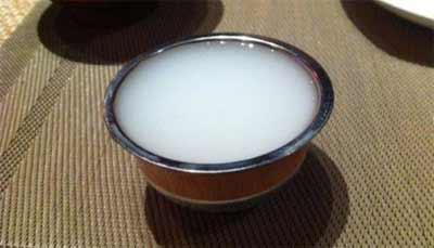 蒙古草原特有的马奶酒，实际口感并没有想象中那么美好(酸腥)4.jpg
