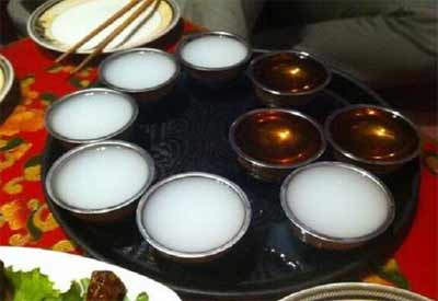 蒙古草原特有的马奶酒，实际口感并没有想象中那么美好(酸腥)5.jpg