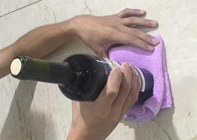 红酒怎么开瓶塞，不要慌有工具没工具都能轻松打开2.jpg