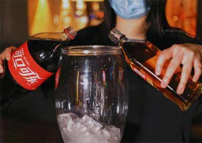 可乐桶酒是什么组成的，威士忌和可乐调配的鸡尾酒容易醉人1.jpg