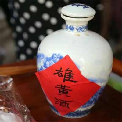 端午节喝雄黄酒的来历，为避免蛇虫的伤害但同时也具有毒性5.jpg