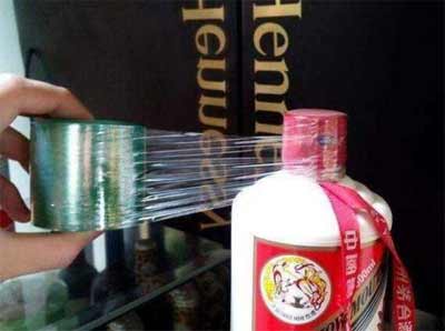 白酒瓶盖怎么密封收藏，用家里的保鲜膜胶带就可以了1.jpg