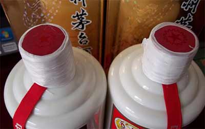 白酒瓶盖怎么密封收藏，用家里的保鲜膜胶带就可以了2.jpg