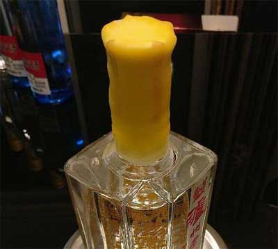 白酒瓶盖怎么密封收藏，用家里的保鲜膜胶带就可以了4.jpg