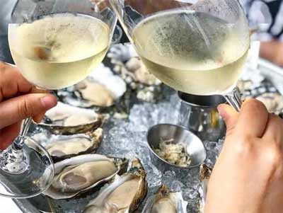 吃海鲜喝什么酒比较好?最搭的是干白葡萄酒和黄酒千万别喝啤酒1.jpg