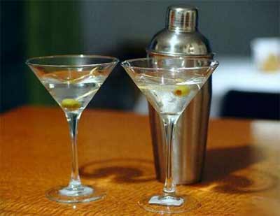 经典干马天尼鸡尾酒配方，金酒与干味美思1:6混合一定要摇匀2.jpg