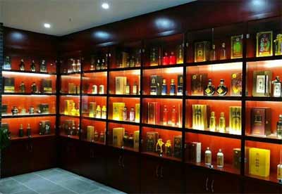 白酒藏在什么地方最好，酒窖或室内都好千万别埋土里3.jpg