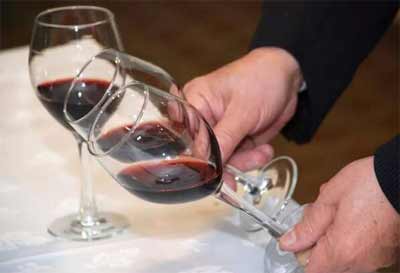 怎么辨别红酒的真假，通过对照酒标和酒液变化就能轻松判断4.jpg