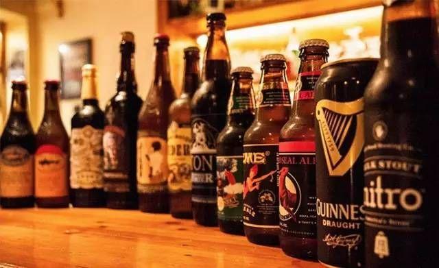市值蒸发千亿港元！百威的“高端啤酒”牢笼