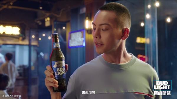 颜值&口感并重的百威昕蓝Bud Light,你夏日的贴心“蓝朋友”