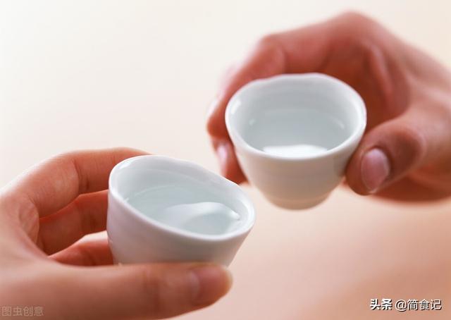 一杯白酒等于几瓶啤酒？怎么喝才不吃亏？教您最科学的计算方法