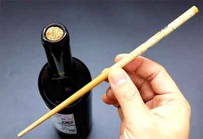 开红酒没有开瓶器怎么办，4种方法轻松快速取出橡木塞4.jpg
