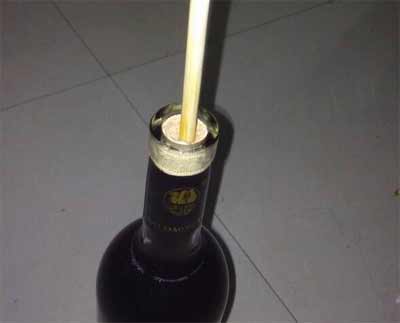 没有开瓶器如何开红酒，只需一本书轻松打开红酒(4个小妙招)4.jpg