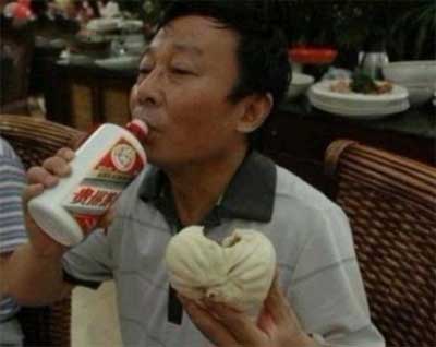 中国白酒酒量第一人酒王能喝多少斤，一次能喝7斤如今已戒酒3.jpg