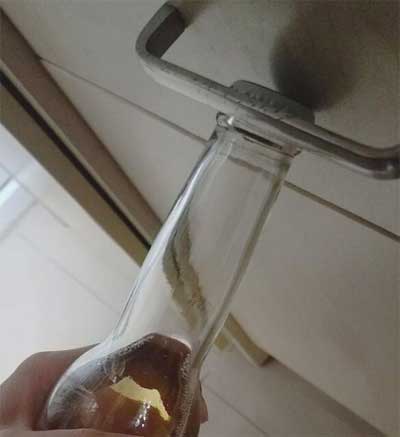 没有开瓶器怎么开啤酒瓶，只需一张硬卡纸轻松开启又帅气2.jpg