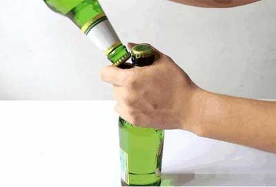没有开瓶器怎么开啤酒瓶，只需一张硬卡纸轻松开启又帅气5.jpg
