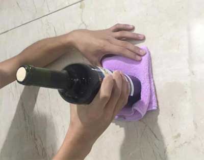 葡萄酒怎么开，没有红酒开瓶器的开瓶技巧及海马刀使用图解3.jpg