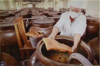 石湾玉冰烧为什么拿猪肉浸泡，早期用来改良酒体提升酒质的方法4.jpg