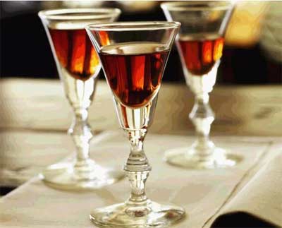 波特酒用什么酒杯，最好选波特酒杯其次是甜酒杯/雪莉酒杯3.jpg