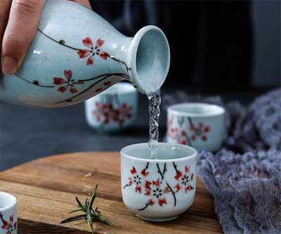 为什么清酒比白酒还容易醉【喝得过快过多而且酒体含有不纯物】