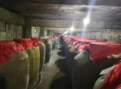 白酒怎么窖藏才好喝，陶坛装高度原浆酒窖藏在地下室中最好