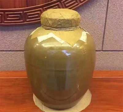 酒坛子用蜡怎么密封，先裹一层牛皮纸再浇筑避免污染酒体1.jpg