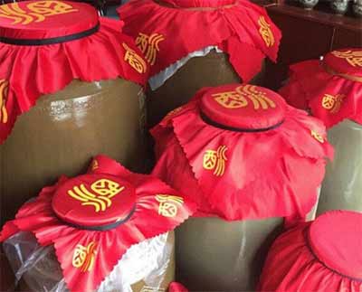 酒坛子用蜡怎么密封，先裹一层牛皮纸再浇筑避免污染酒体3.jpg