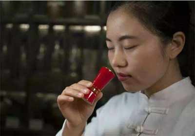 酒香是由什么引起的，由白酒中酯类醇类物质引起并以此划分香型1.jpg