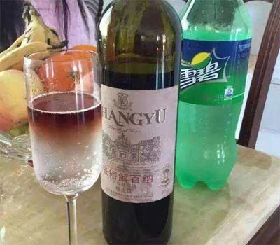 红酒配什么饮料好喝，最好喝的红酒兑雪碧其次兑红牛
