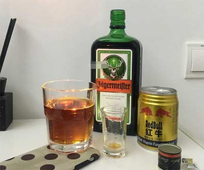 野格酒配什么饮料好喝，野格配红牛一夜尽风流喝起来神清气爽1.jpg