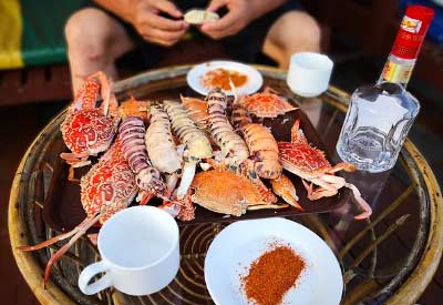 吃海鲜喝什么酒更好一些，白酒干白绝配但啤酒红酒危害1.jpg
