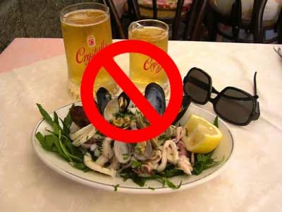 吃海鲜喝什么酒更好一些，白酒干白绝配但啤酒红酒危害2.jpg