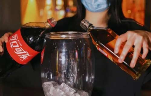 可乐桶里面是什么酒，可乐里混合着威士忌