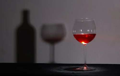 哪个时间段喝红酒比较养生？红酒的适饮温度是多少？